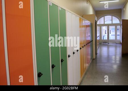 Berlin, Deutschland. Mai 2021. Der Korridor im Albert-Schweitzer-Gymnasium in Neukölln ist leer. Heute wurde der Bericht über die Umsetzung des Förderprogramms „Begabt Berlin“ an Berliner Schulen vorgestellt. Quelle: Annette Riedl/dpa/Alamy Live News Stockfoto