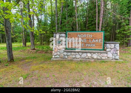 Higgins Lake, MI - MAI 23: Eingang zum North Higgins Lake State Park ein beliebter Campingplatz am 23. Mai 2021 in Higgins Lake, MI. Stockfoto