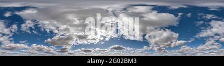 wolkiger blauer Himmel hdri Panorama 360 Grad Winkelansicht mit zenith und schöne Wolken für die Verwendung in 3d-Grafiken als Sky Dome oder bearbeiten Sie Drohnenaufnahmen Stockfoto