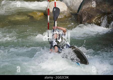 Teilnehmer des ICF und ECA Kanu-Slalom-Pokals 2021 am 29. Mai 2021 in Meran, Italien. Stockfoto