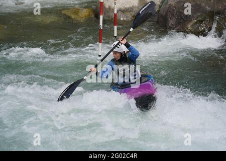 Teilnehmer des ICF und ECA Kanu-Slalom-Pokals 2021 am 29. Mai 2021 in Meran, Italien. Stockfoto