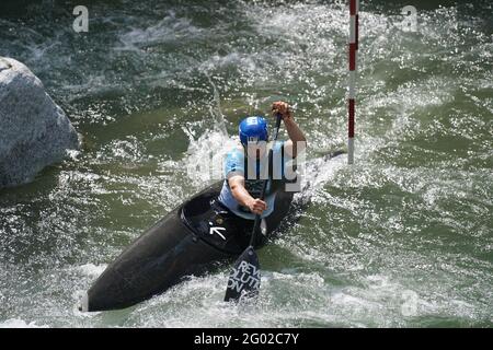 Teilnehmer des ICF und ECA Kanu-Slalom-Pokals 2021 am 29. Mai 2021 in Meran, Italien. Stockfoto