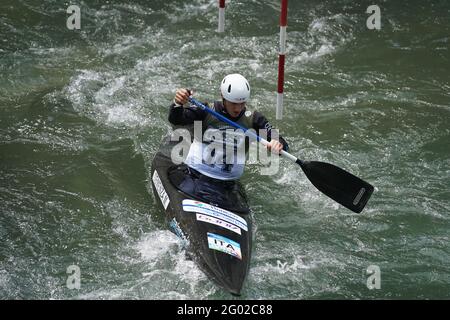 Teilnehmer des ICF und ECA Kanu-Slalom-Pokals 2021 am 29. Mai 2021 in Meran, Italien. Stockfoto