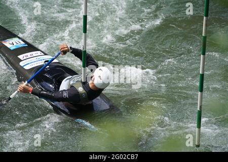 Teilnehmer des ICF und ECA Kanu-Slalom-Pokals 2021 am 29. Mai 2021 in Meran, Italien. Stockfoto
