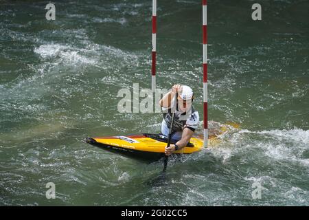 Teilnehmer des ICF und ECA Kanu-Slalom-Pokals 2021 am 29. Mai 2021 in Meran, Italien. Stockfoto