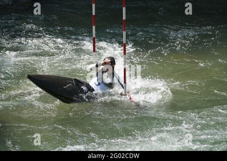 Teilnehmer des ICF und ECA Kanu-Slalom-Pokals 2021 am 29. Mai 2021 in Meran, Italien. Stockfoto