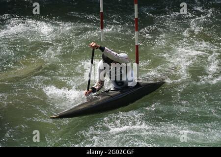 Teilnehmer des ICF und ECA Kanu-Slalom-Pokals 2021 am 29. Mai 2021 in Meran, Italien. Stockfoto