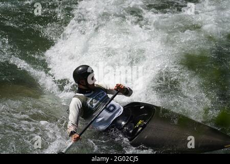 Teilnehmer des ICF und ECA Kanu-Slalom-Pokals 2021 am 29. Mai 2021 in Meran, Italien. Stockfoto