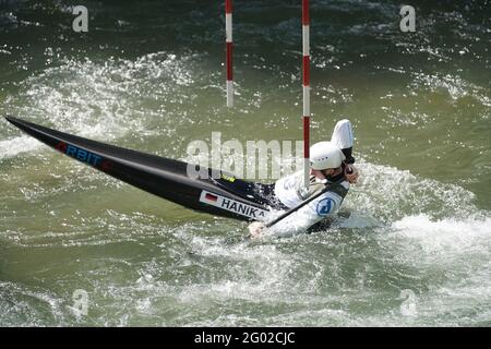 Teilnehmer des ICF und ECA Kanu-Slalom-Pokals 2021 am 29. Mai 2021 in Meran, Italien. Stockfoto