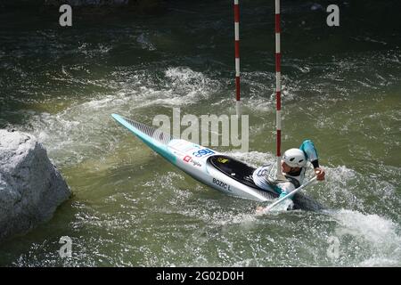 Teilnehmer des ICF und ECA Kanu-Slalom-Pokals 2021 am 29. Mai 2021 in Meran, Italien. Stockfoto