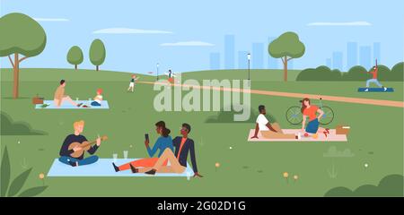 Menschen auf Picknick im Sommer Stadtpark Vektor-Illustration. Cartoon glückliche Familienfiguren sitzen auf der Decke, essen Picknick-Essen, Mutter und Kind spielen, junger Mann Gitarre spielen für Freunde Hintergrund Stock Vektor