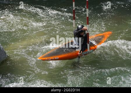 Teilnehmer des ICF und ECA Kanu-Slalom-Pokals 2021 am 29. Mai 2021 in Meran, Italien. Stockfoto