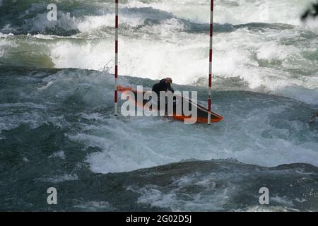 Teilnehmer des ICF und ECA Kanu-Slalom-Pokals 2021 am 29. Mai 2021 in Meran, Italien. Stockfoto