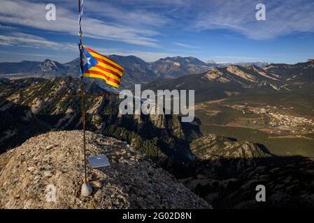 Blick vom Gipfel Salga Aguda, an einem Wintermorgen (Berguedà, Barcelona, Katalonien, Spanien) ESP: Vistas desde la cumbre del Salga Aguda en invierno Stockfoto