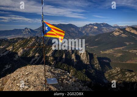 Blick vom Gipfel Salga Aguda, an einem Wintermorgen (Berguedà, Barcelona, Katalonien, Spanien) ESP: Vistas desde la cumbre del Salga Aguda en invierno Stockfoto