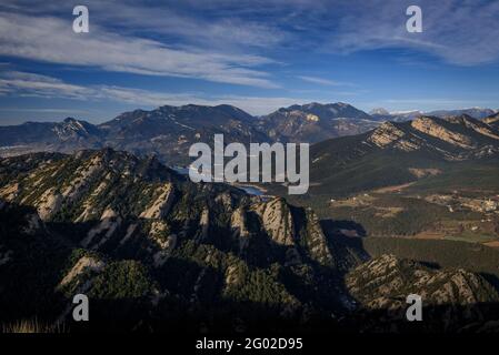 Blick vom Gipfel Salga Aguda, an einem Wintermorgen (Berguedà, Barcelona, Katalonien, Spanien) ESP: Vistas desde la cumbre del Salga Aguda en invierno Stockfoto