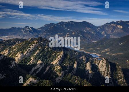 Blick vom Gipfel Salga Aguda, an einem Wintermorgen (Berguedà, Barcelona, Katalonien, Spanien) ESP: Vistas desde la cumbre del Salga Aguda en invierno Stockfoto