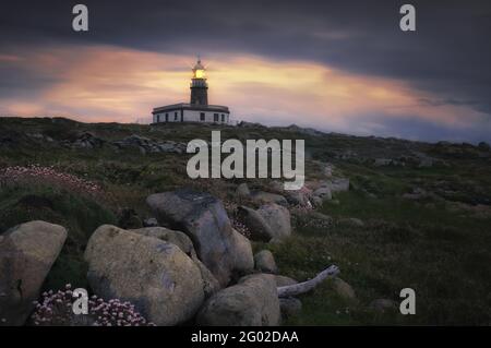 Panoramablick auf den Leuchtturm von Corrubedo in Galicien, Spanien bei einem wunderschönen Sonnenuntergang Stockfoto