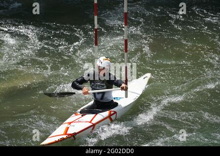 Teilnehmer des ICF und ECA Kanu-Slalom-Pokals 2021 am 29. Mai 2021 in Meran, Italien. Stockfoto