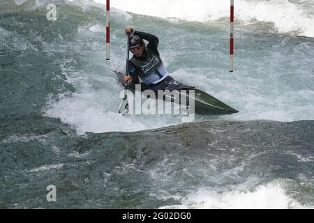Teilnehmer des ICF und ECA Kanu-Slalom-Pokals 2021 am 29. Mai 2021 in Meran, Italien. Stockfoto