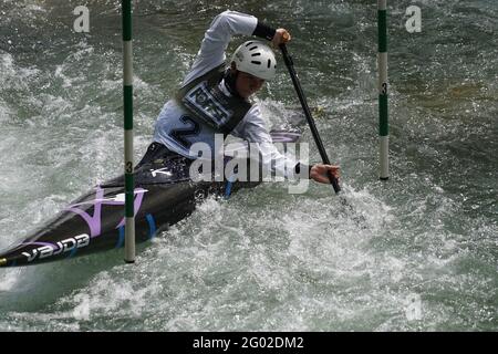 Teilnehmer des ICF und ECA Kanu-Slalom-Pokals 2021 am 29. Mai 2021 in Meran, Italien. Stockfoto