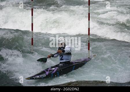 Teilnehmer des ICF und ECA Kanu-Slalom-Pokals 2021 am 29. Mai 2021 in Meran, Italien. Stockfoto