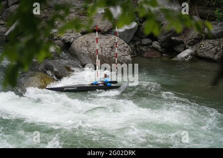 Teilnehmer des ICF und ECA Kanu-Slalom-Pokals 2021 am 29. Mai 2021 in Meran, Italien. Stockfoto