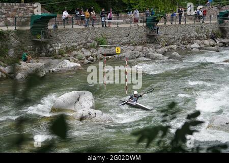 Teilnehmer des ICF und ECA Kanu-Slalom-Pokals 2021 am 29. Mai 2021 in Meran, Italien. Stockfoto