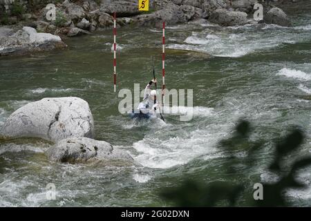 Teilnehmer des ICF und ECA Kanu-Slalom-Pokals 2021 am 29. Mai 2021 in Meran, Italien. Stockfoto