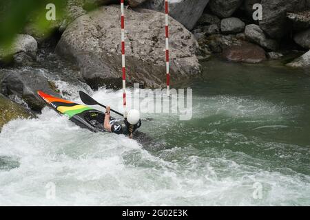 Teilnehmer des ICF und ECA Kanu-Slalom-Pokals 2021 am 29. Mai 2021 in Meran, Italien. Stockfoto