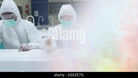 Zusammensetzung von Wissenschaftlern in psa-Anzügen, die im Labor und arbeiten Speicherplatz kopieren Stockfoto