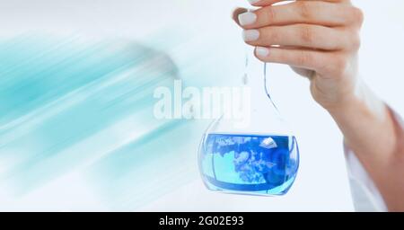 Zusammensetzung der Hand eines Laboranten, der einen Kolben aus blauer Flüssigkeit mit blauem verschwommenem Kopierraum hält Stockfoto