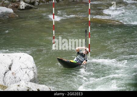 Teilnehmer des ICF und ECA Kanu-Slalom-Pokals 2021 am 29. Mai 2021 in Meran, Italien. Stockfoto