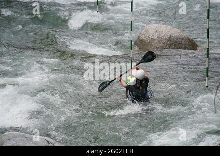 Teilnehmer des ICF und ECA Kanu-Slalom-Pokals 2021 am 29. Mai 2021 in Meran, Italien. Stockfoto