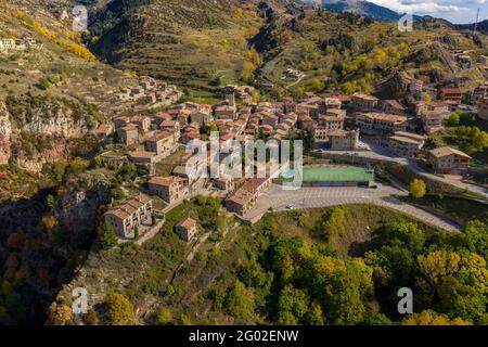 Luftaufnahme des Dorfes Castellar de N'Hug an einem Herbstmorgen (Berguedà, Katalonien, Spanien, Pyrenäen) ESP: Vista aérea al Pueblo de Castellar de N'Hug Stockfoto
