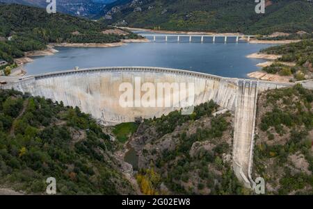 Luftaufnahme des Baells-Stausees (Berguedà, Katalonien, Spanien, Pyrenäen) ESP: Vista aérea del embalse de la Baells (Berguedà, Cataluña, España) Stockfoto