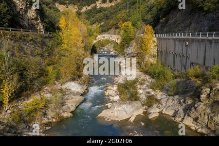 Luftaufnahme des Flusses Llobregat an der Brücke Pont del Far, in Cercs, im Herbst (Berguedà, Katalonien, Spanien, Pyrenäen) Stockfoto