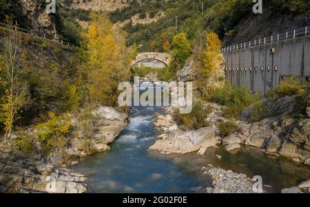 Luftaufnahme des Flusses Llobregat an der Brücke Pont del Far, in Cercs, im Herbst (Berguedà, Katalonien, Spanien, Pyrenäen) Stockfoto