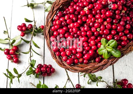 Frische Preiselbeeren auf Holzgrund oder Herbsternte von Preiselbeeren, rote Beeren auf rustikalem Tisch Stockfoto