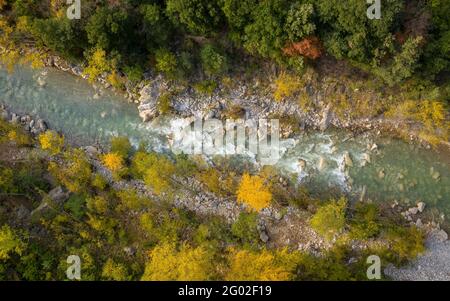 Luftaufnahme des Flusses Llobregat an der Brücke Pont del Far, in Cercs, im Herbst (Berguedà, Katalonien, Spanien, Pyrenäen) Stockfoto