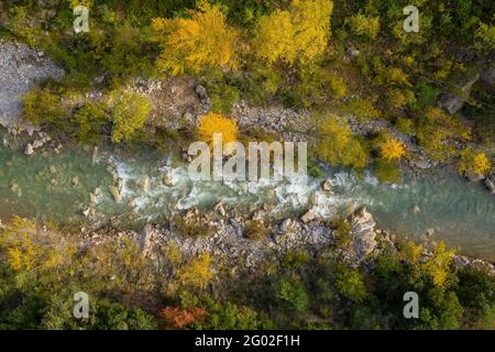 Luftaufnahme des Flusses Llobregat an der Brücke Pont del Far, in Cercs, im Herbst (Berguedà, Katalonien, Spanien, Pyrenäen) Stockfoto