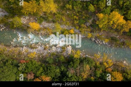 Luftaufnahme des Flusses Llobregat an der Brücke Pont del Far, in Cercs, im Herbst (Berguedà, Katalonien, Spanien, Pyrenäen) Stockfoto