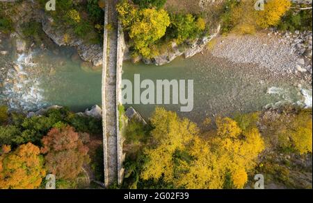 Luftaufnahme des Flusses Llobregat an der Brücke Pont del Far, in Cercs, im Herbst (Berguedà, Katalonien, Spanien, Pyrenäen) Stockfoto