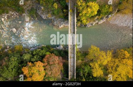 Luftaufnahme des Flusses Llobregat an der Brücke Pont del Far, in Cercs, im Herbst (Berguedà, Katalonien, Spanien, Pyrenäen) Stockfoto