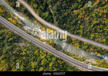 Luftaufnahme des Flusses Llobregat an der Brücke Pont del Far, in Cercs, im Herbst (Berguedà, Katalonien, Spanien, Pyrenäen) Stockfoto