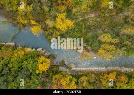 Luftaufnahme des Flusses Llobregat an der Brücke Pont del Far, in Cercs, im Herbst (Berguedà, Katalonien, Spanien, Pyrenäen) Stockfoto