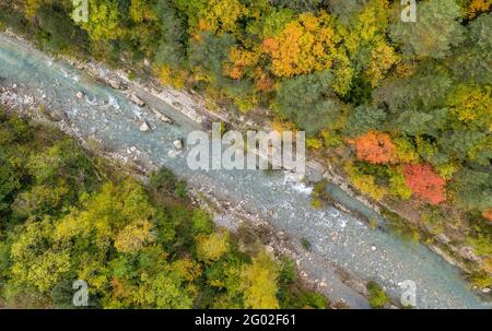 Luftaufnahme des Flusses Llobregat an der Brücke Pont del Far, in Cercs, im Herbst (Berguedà, Katalonien, Spanien, Pyrenäen) Stockfoto