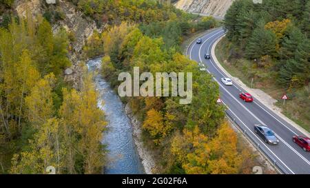 Luftaufnahme des Flusses Llobregat an der Brücke Pont del Far, in Cercs, im Herbst (Berguedà, Katalonien, Spanien, Pyrenäen) Stockfoto