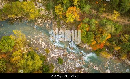 Luftaufnahme des Flusses Llobregat an der Brücke Pont del Far, in Cercs, im Herbst (Berguedà, Katalonien, Spanien, Pyrenäen) Stockfoto