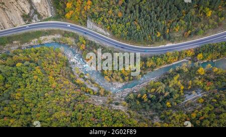 Luftaufnahme des Flusses Llobregat an der Brücke Pont del Far, in Cercs, im Herbst (Berguedà, Katalonien, Spanien, Pyrenäen) Stockfoto